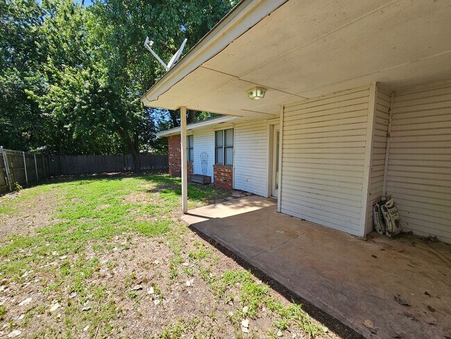 Building Photo - (3) Bed/(2) Bath in West Norman Available NOW! Sm Dog Negotiable.
