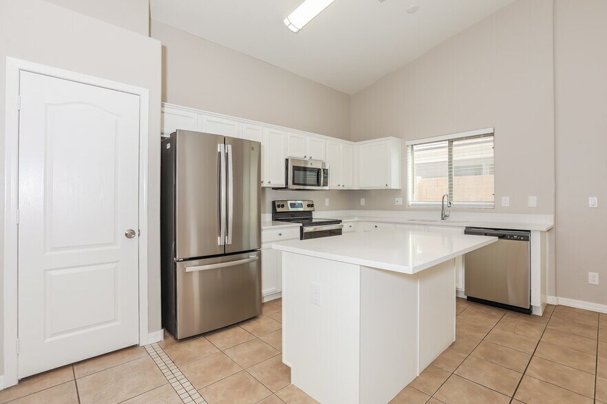 Building Photo - 1977 W Vineyard Plains Dr