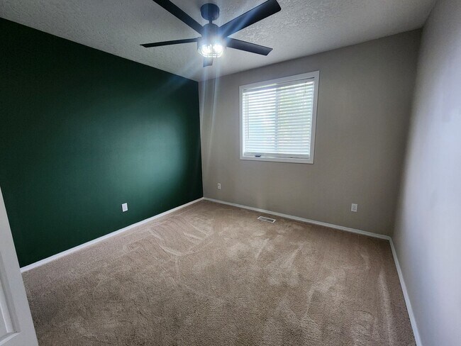 Building Photo - Updated 3 bedroom