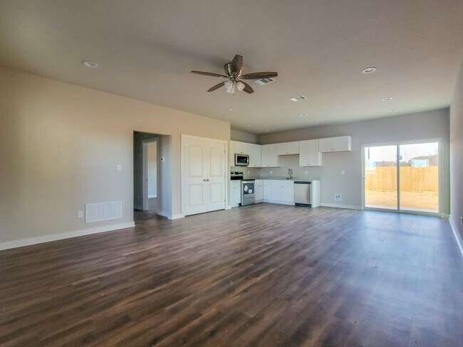 Building Photo - Beautiful 3 Bedroom 2 Bath Home!!