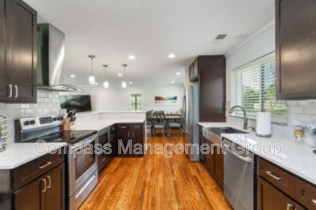 Building Photo - 217 Buckingham Dr