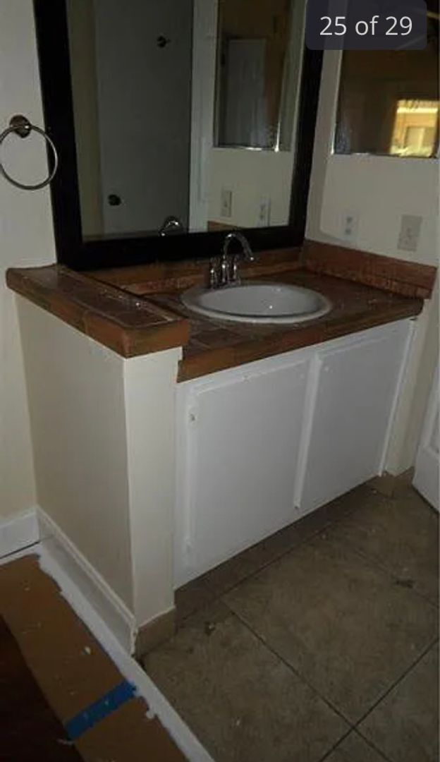 Building Photo - Spacious 2/2 Available for Move-In 9/1