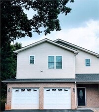 Building Photo - Townhouse in Forest