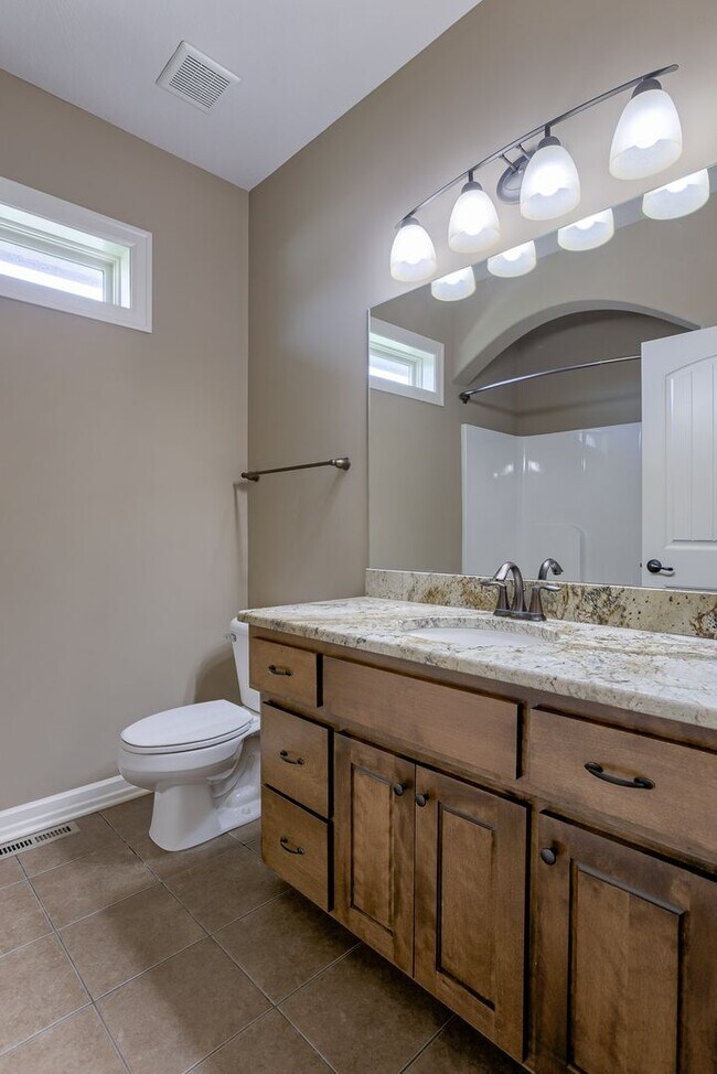 Building Photo - Beautiful 4 Bedroom In Shadow Lake!!