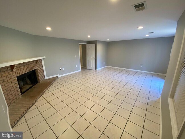 Building Photo - 9400 Candleberry Ct