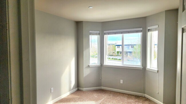 Building Photo - Lovely Oak Harbor Living and Pet Friendly!!
