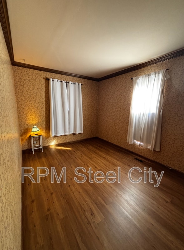 Building Photo - 512-512 1/2 W 10th St