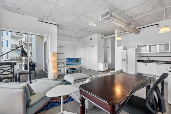 Building Photo - 10 SW South River Dr