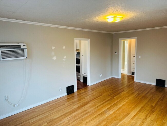 Building Photo - Charming Downtown Vancouver Bungalow