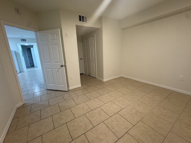 Building Photo - "Charming 3-Bed, 2-Bath Gem in Riverview –...