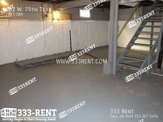 Building Photo - 702 W 75th Terrace