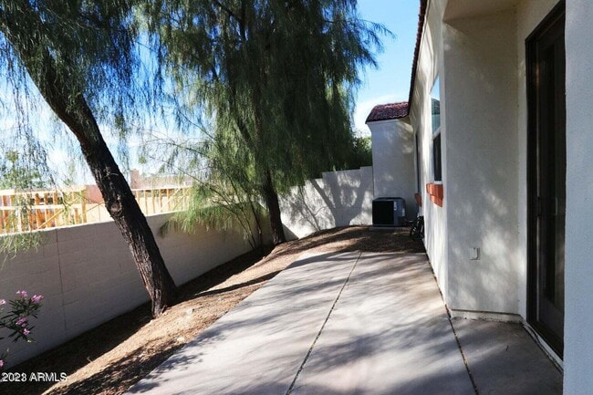 Building Photo - 1750 E Ocotillo Rd