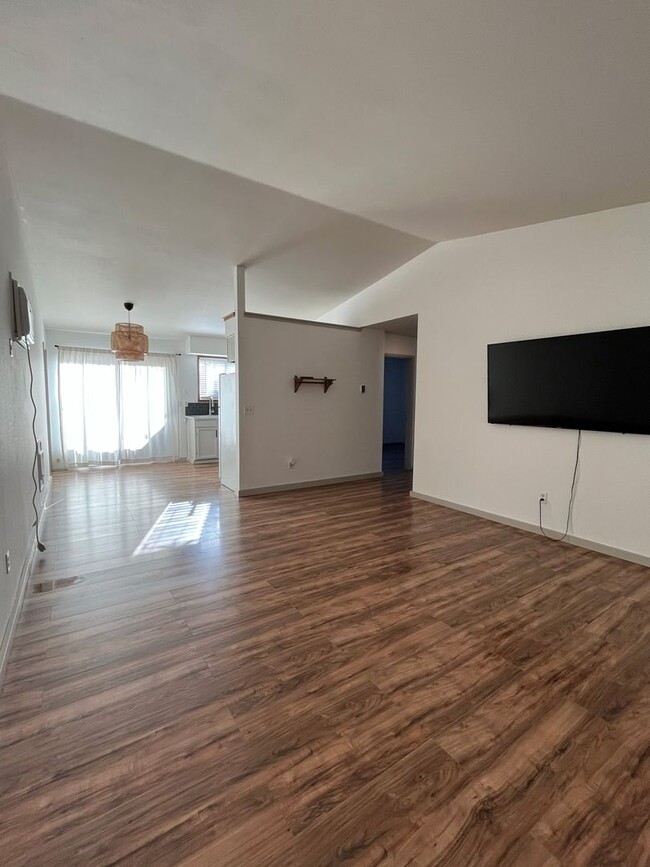 Building Photo - Now renting 2 bedroom Duplex  Move in Spec...