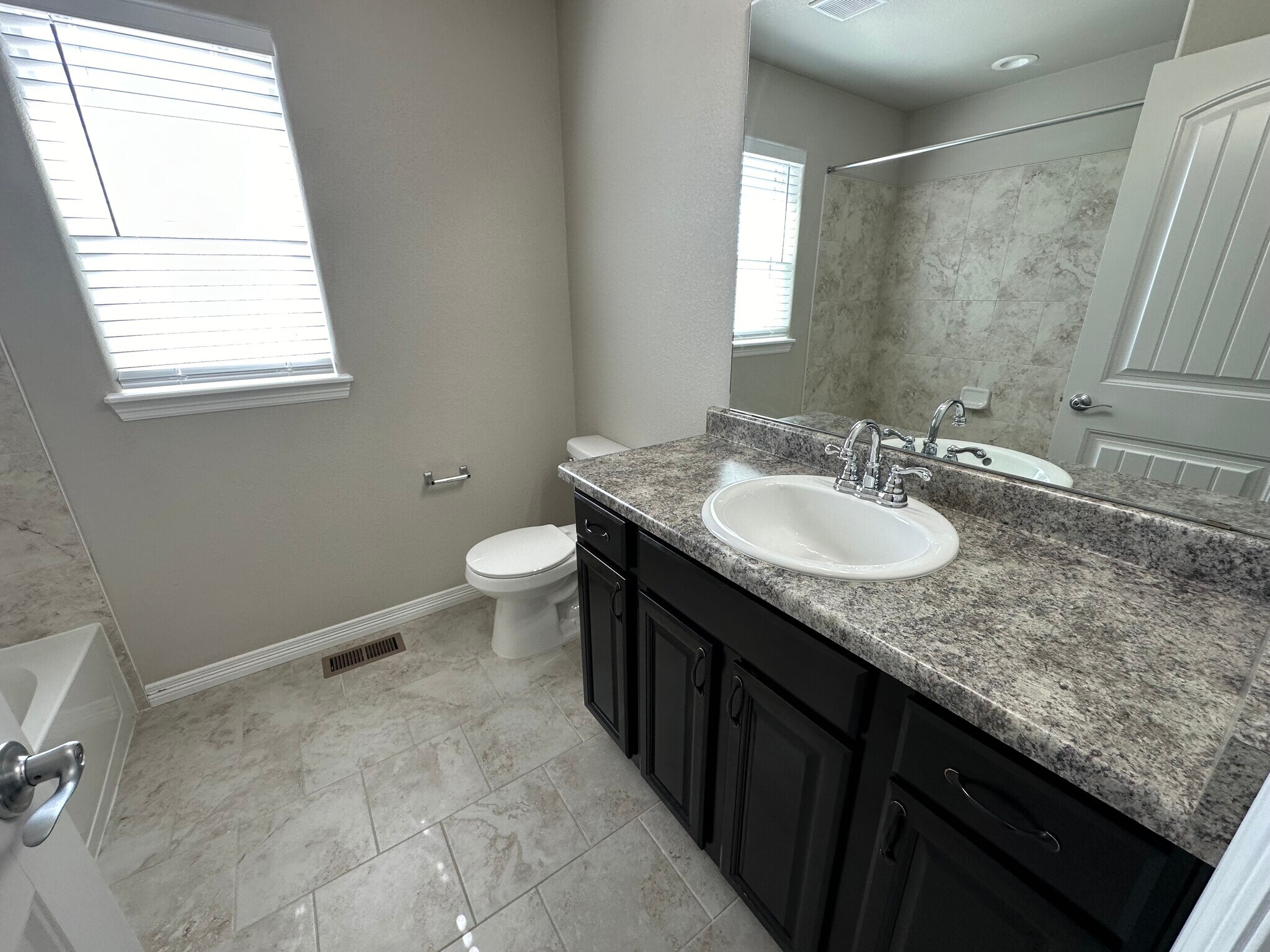 Building Photo - 9960 Castor Dr