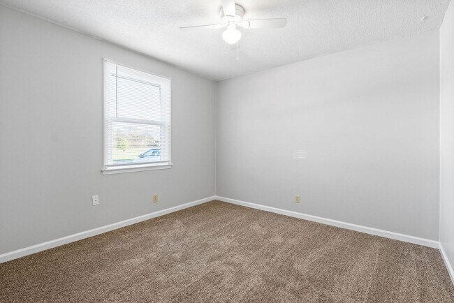 Building Photo - Cozy Two Bedroom Apartment