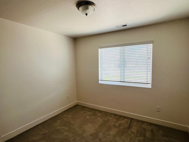 Building Photo - Beautiful new construction town home with ...