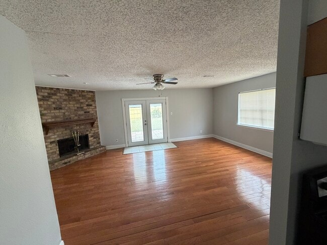 Building Photo - 557 Esplanade St