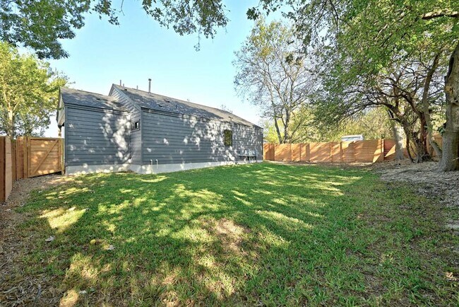 Building Photo - 503 Thelma Dr