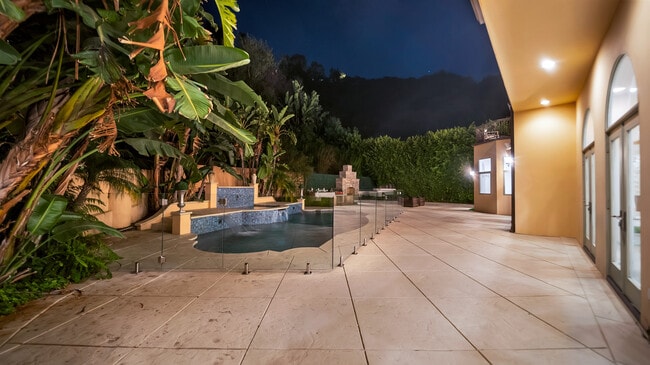 Building Photo - 1447 San Ysidro Dr