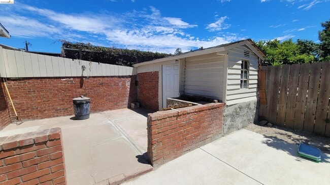 Building Photo - 2124 12th Ave