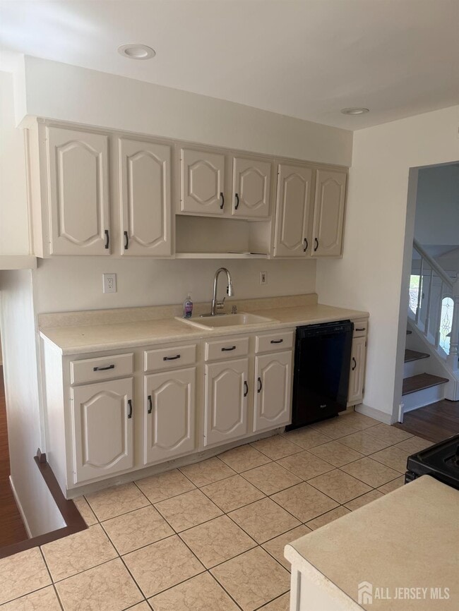 Building Photo - 13 Oakwood Dr