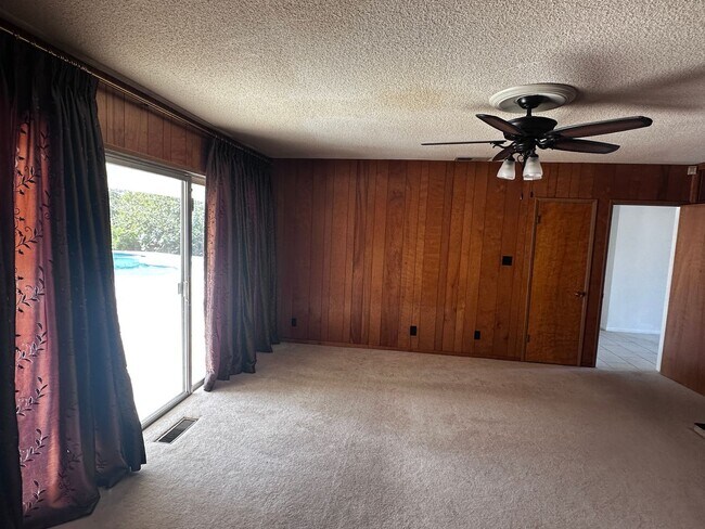 Building Photo - HOUSE