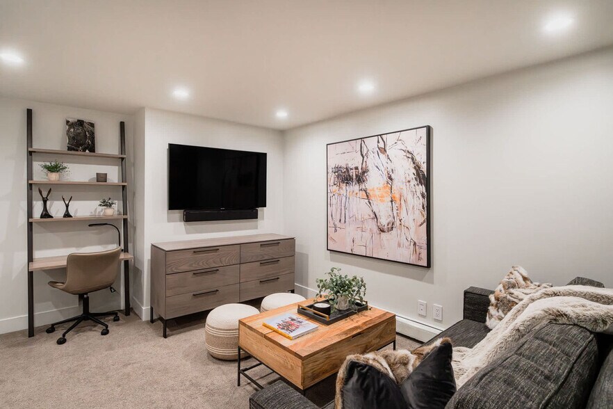 Building Photo - 800 E Hyman Ave