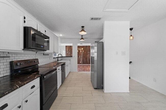 Building Photo - 1828 Alameda Dr