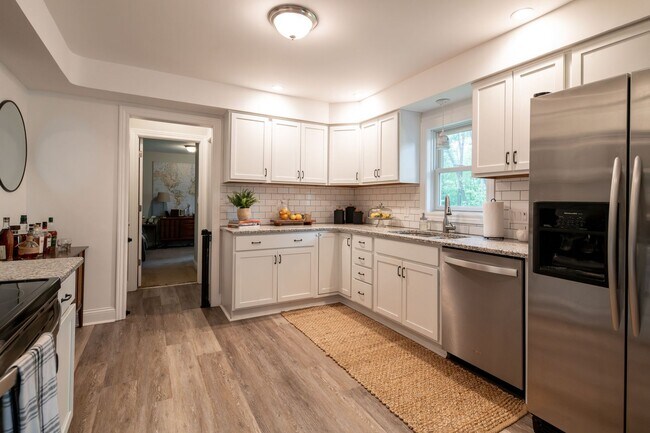 Building Photo - Fantastic and updated 4 bedroom home in Au...