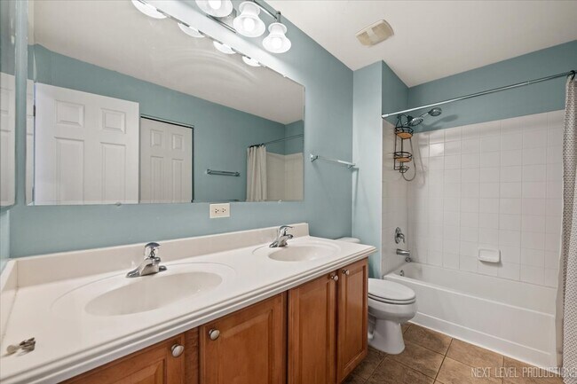 Building Photo - 706 Versailles Pkwy