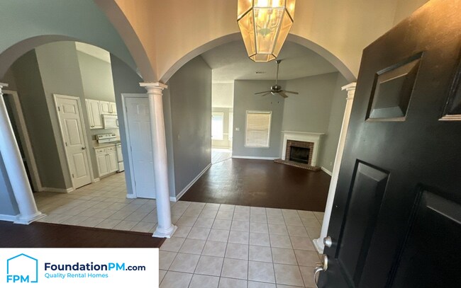 Building Photo - 400 Amundsen Cove