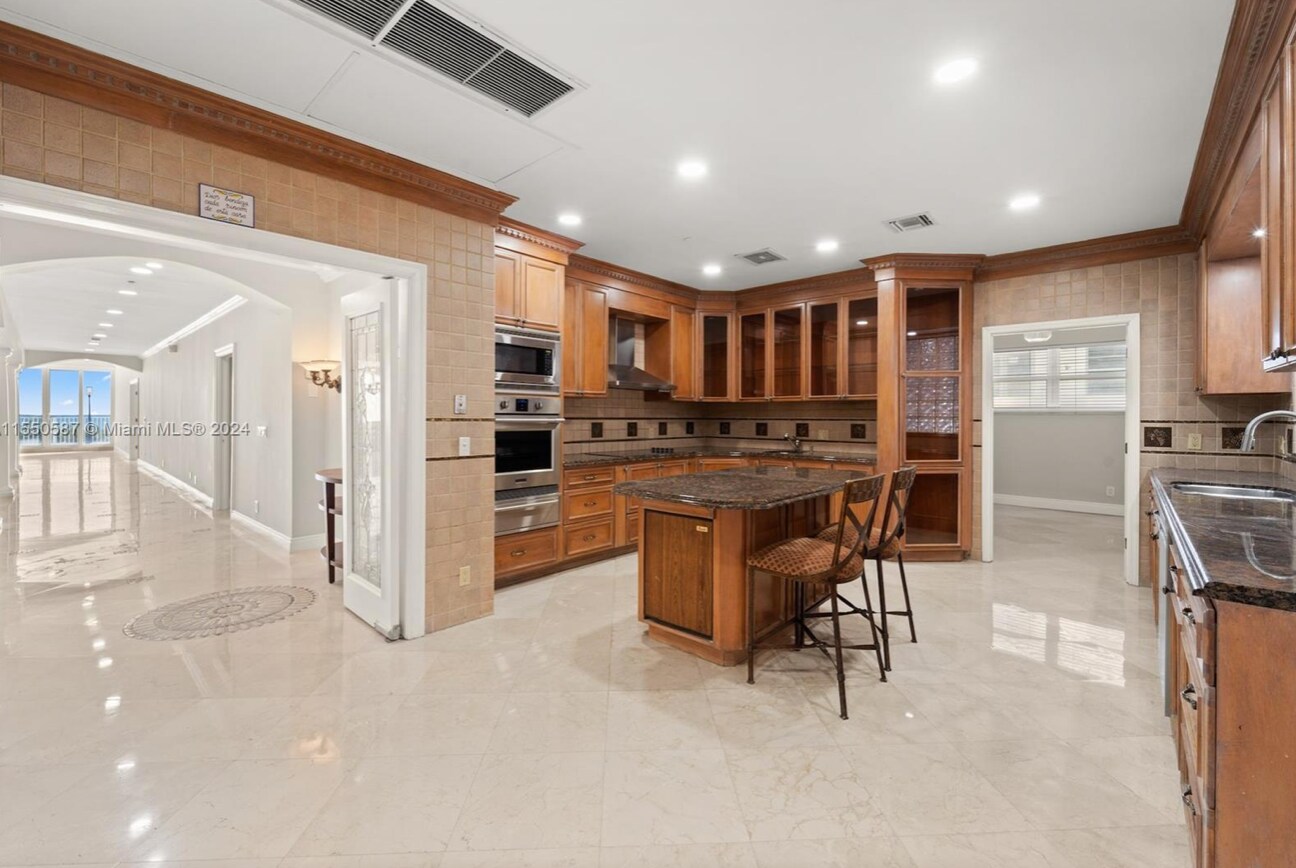 Building Photo - 5601 Collins Ave