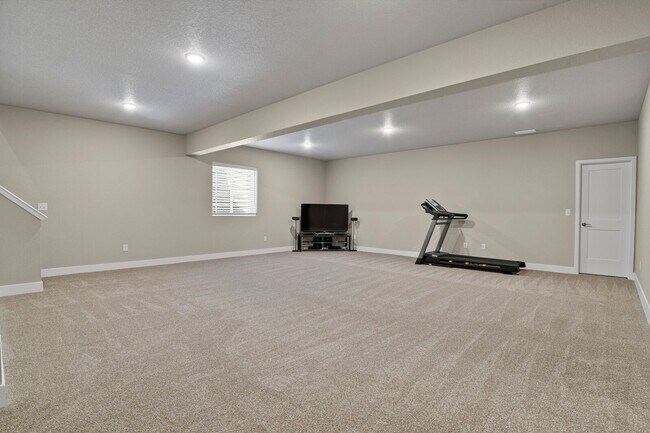 Building Photo - Single Family w/ Elegance