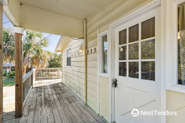 Building Photo - Walk-up Coastal Cottage on 1st Avenue!