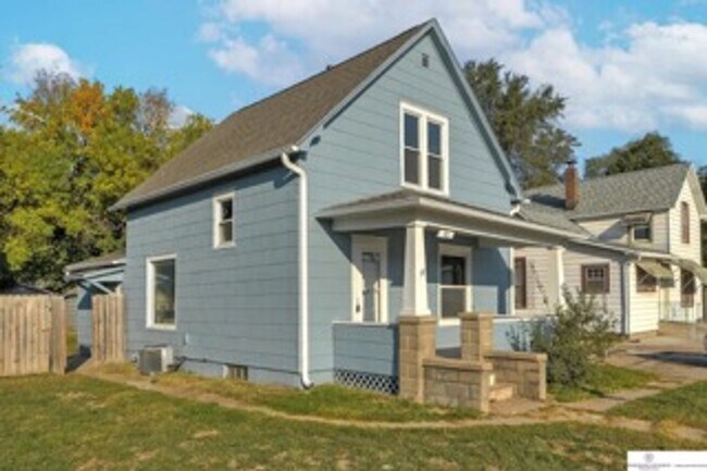 Building Photo - Cute 3 Bedroom / 1 Bath Home in Fremont!