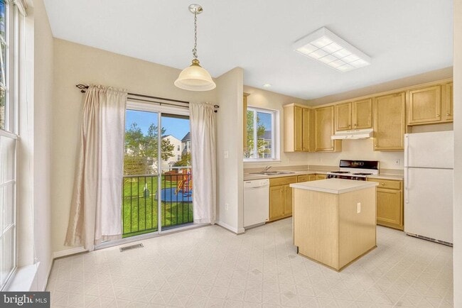 Building Photo - 13051 Park Crescent Cir