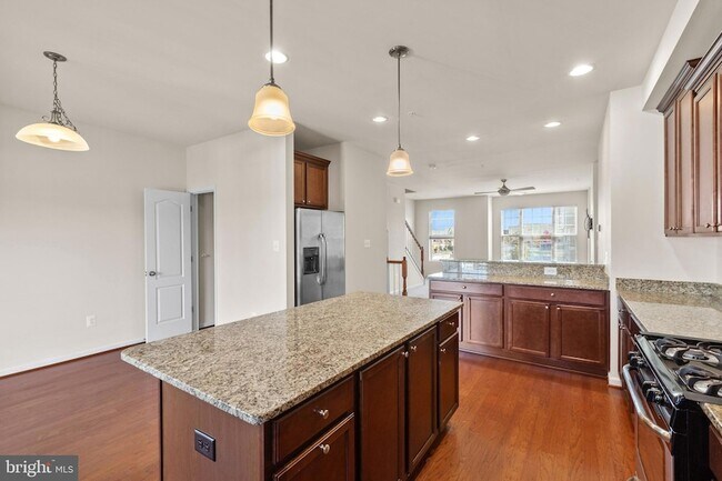 Building Photo - 5345 Tweeddale Pl