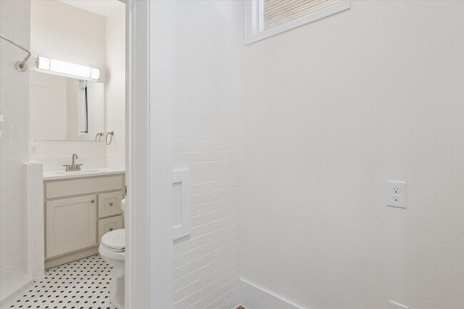 Building Photo - Fall 2026 Pre-Lease RENOVATED STUDIO Apartment | Close to Campus and Pearl St