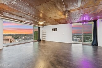 Building Photo - 207 W Clarendon Ave