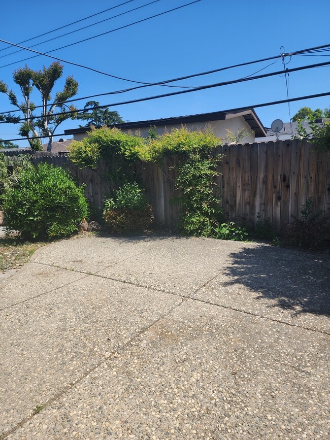 Building Photo - 9172 Thilow Dr