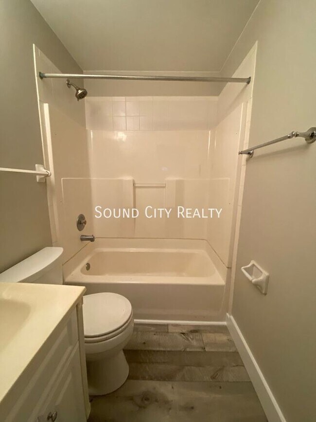 Building Photo - 3533 Albee Dr