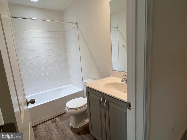 Building Photo - 211 Clifton Mnr