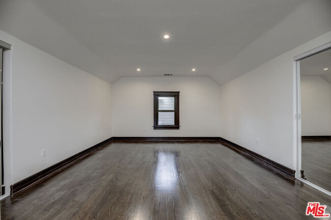 Building Photo - 140 Roselawn Pl