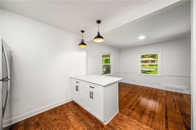 Building Photo - 1774 Laurelwood Dr SW