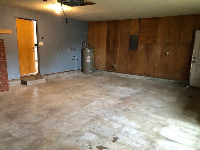 Building Photo - Updated 3 bedroom 1 bath house in Springfi...