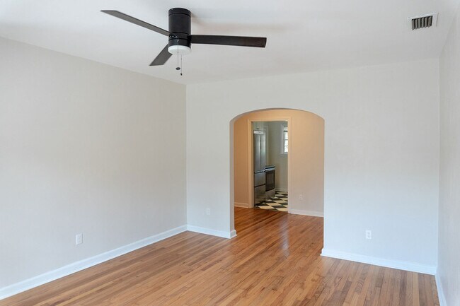Building Photo - 1503 Fernando Dr