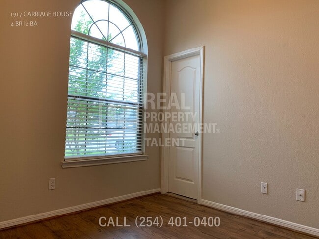 Building Photo - 1917 Carriage House Dr