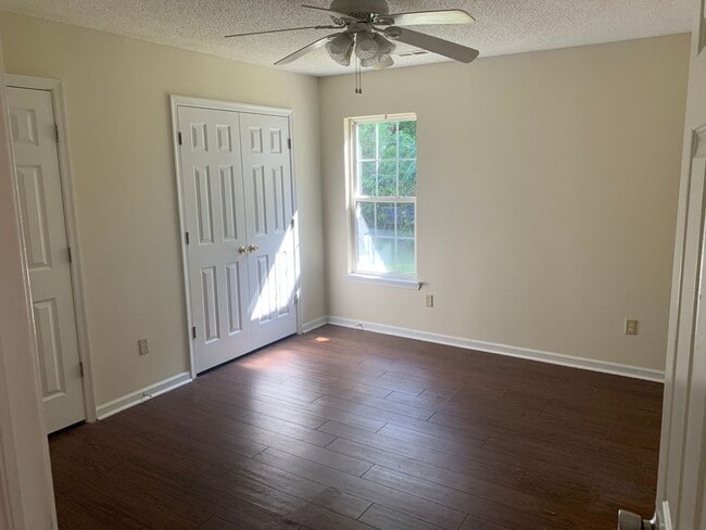 Building Photo - 128 Sutton Dr