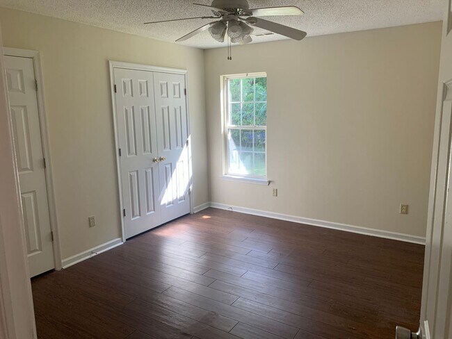 Building Photo - City Home located in Quiet Community