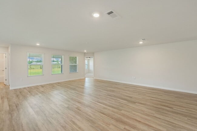 Building Photo - AVAILABLE NOW | BEAUTIFUL 5 BEDROOM, 3 BATH HOME IN MILTON WITH LARGE BACK YARD